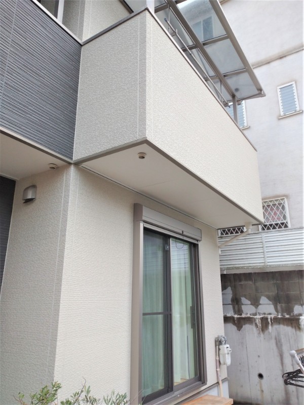 アイフルホームの白い外壁