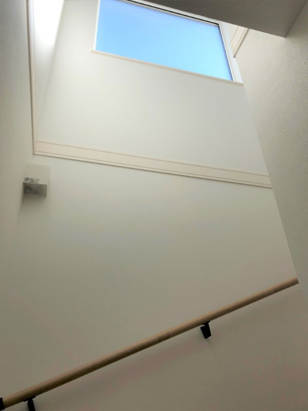 住友不動産の階段窓